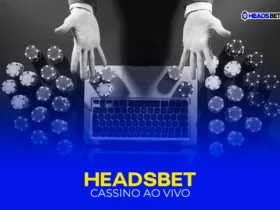 duas mãos masculinas abertas sobre um computador cinza com teclas pretas com várias fichas de cassino em volta e algumas em cima do computador. cassino ao vivo na headsbet